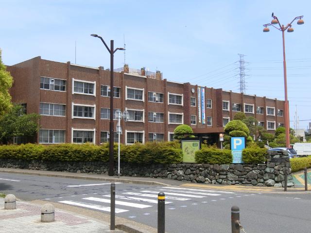 八潮市役所：818m
