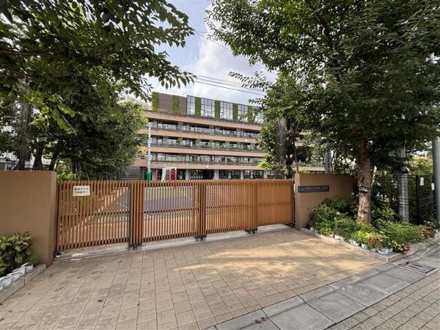 豊島区立池袋第一小学校：409m