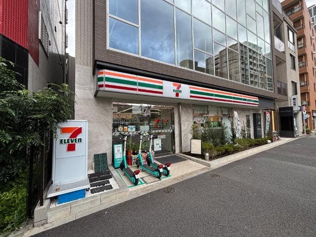 セブンイレブン新宿信濃町店：140m