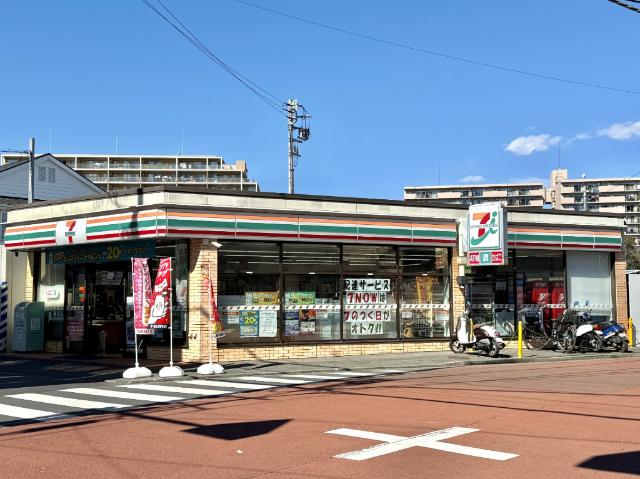 セブンイレブン横浜鶴ケ峰駅北店：392m