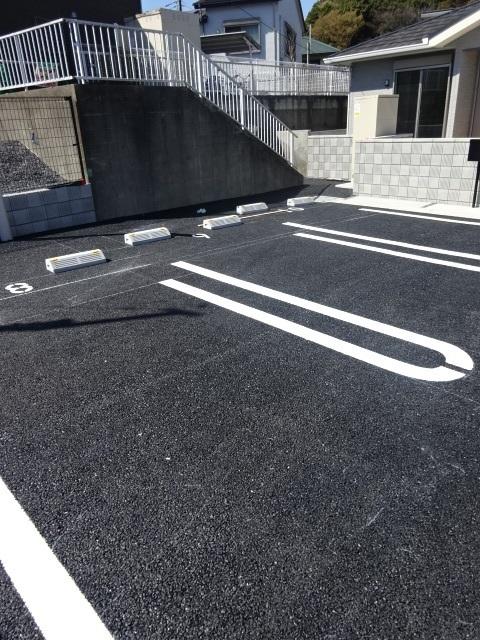シャイニー（204） 駐車場