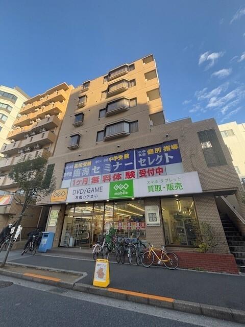 ゲオ葛西駅前店：619m