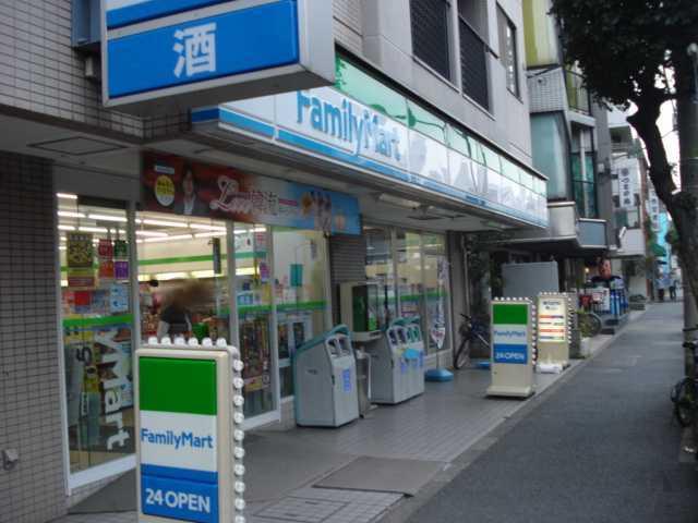 ファミリーマート（コンビニ）：213m