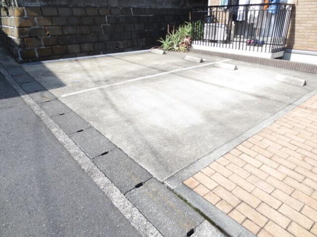 ラフィーネ（102） 駐車場