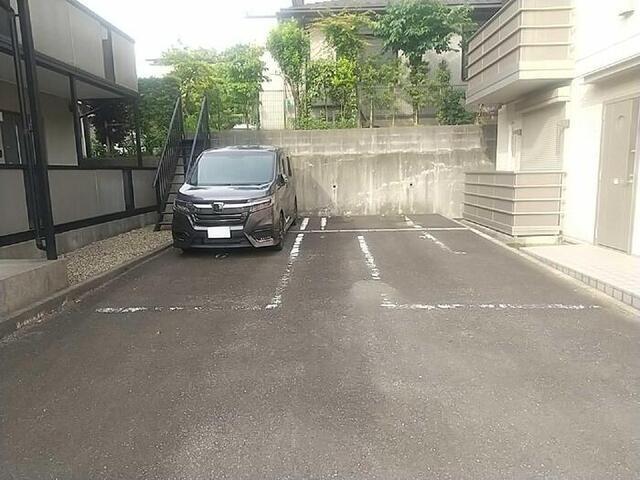 トレゾール（102） 駐車場