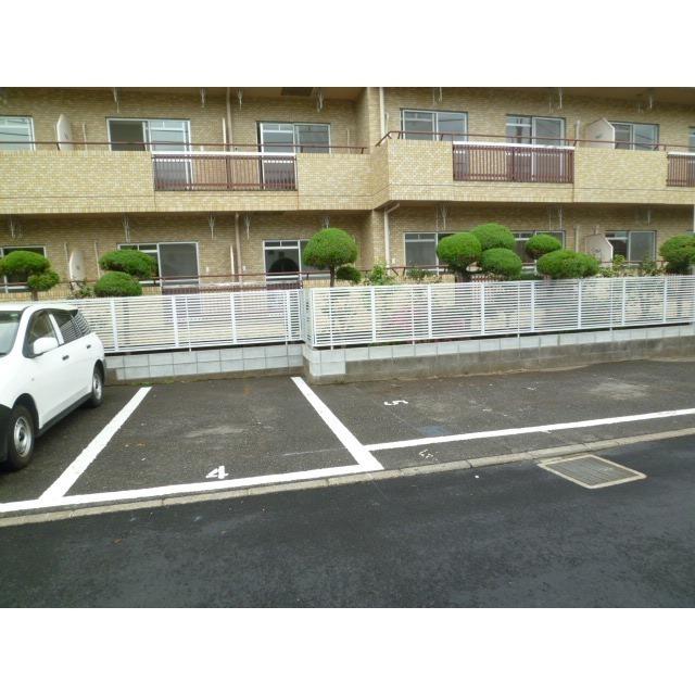 グリーンワード芦花（108） 駐車場