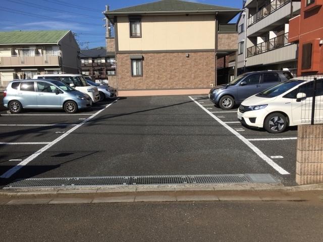 Ｂ-クレセント（102） 駐車場