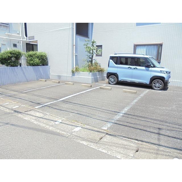 リヴェール青山（102） 駐車場
