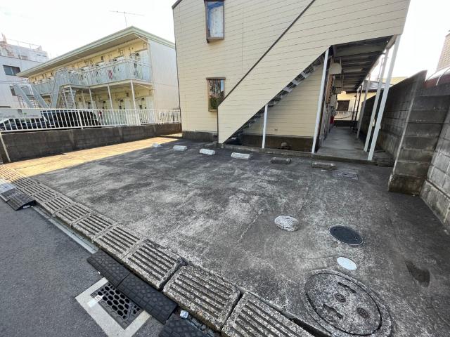 ファミーユ（0102） 駐車場