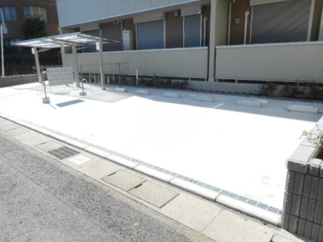 パークサイド・ハナ（305） 駐車場