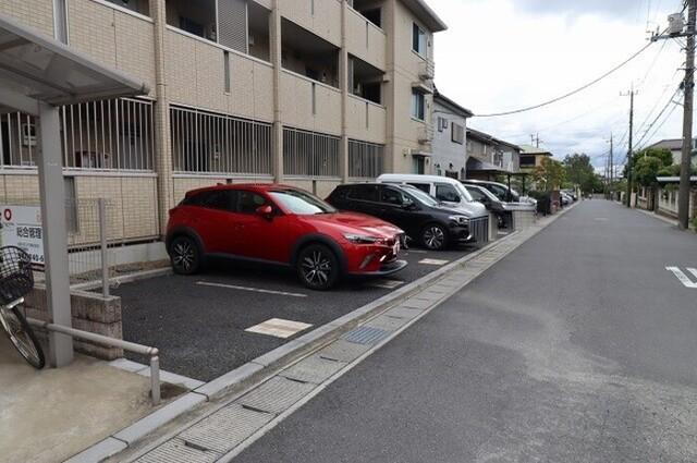 プレジオ（305） 駐車場