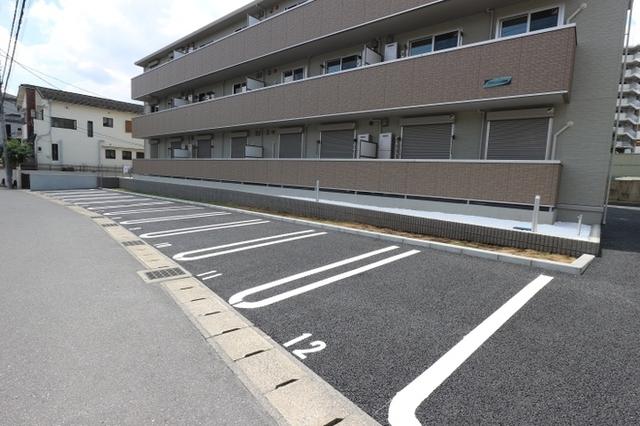 アヴェニール明原（303） 駐車場