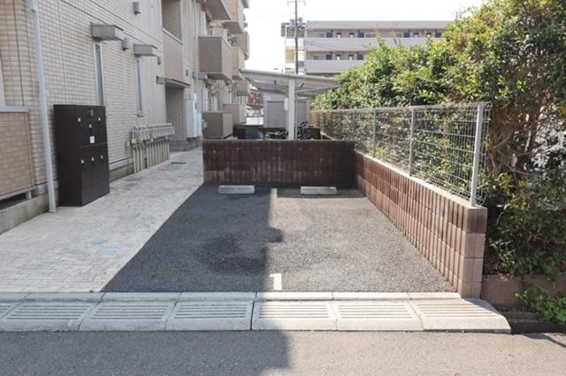 シャルマン（101） 駐車場
