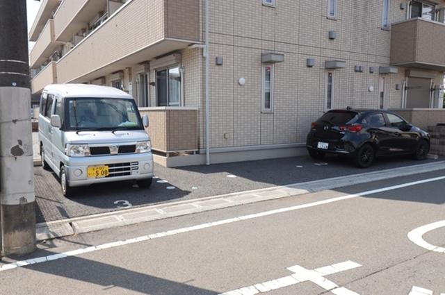 シャルマン（101） 駐車場