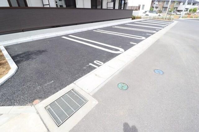 リリー　アネラ（103） 駐車場