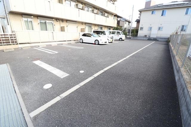 ロイヤルヒル三郷（103） 駐車場