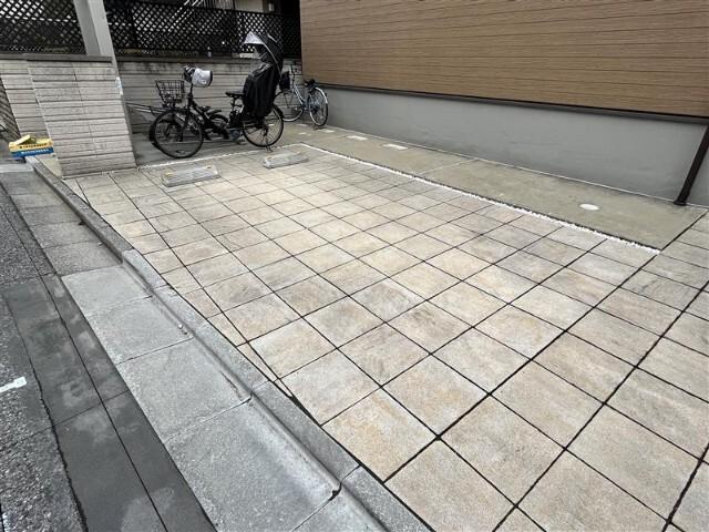 メナージュ３（0101） 駐車場