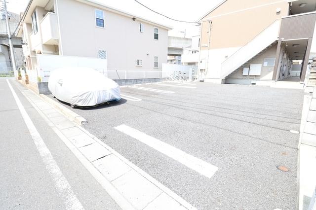 メゾーネ三郷中央（102） 駐車場