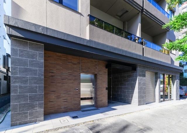 山手通りの沿いのスタイリッシュな外観