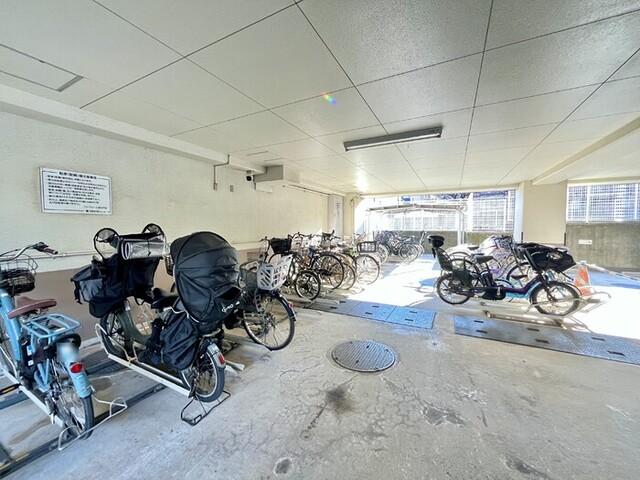 フジ・ヴェール毘沙門堂（407） 駐車場
