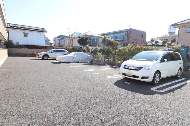 イースト・コート（105） 駐車場