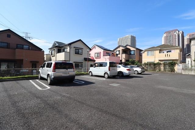 A PLACE IN THE SUN（201） 駐車場