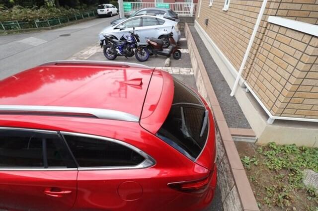 グラティア（105） 駐車場