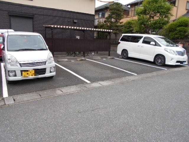 パレ・アージュ（201） 駐車場