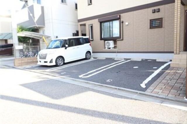 クラベール（102） 駐車場