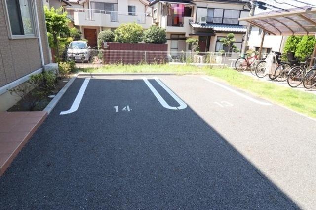 パインヒルズ胡録台（303） 駐車場