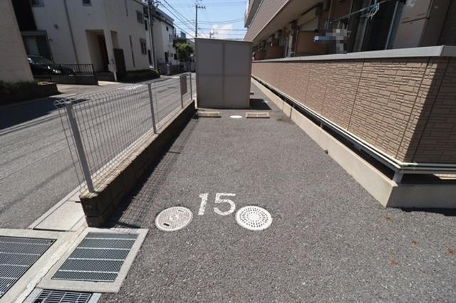 パインヒルズ胡録台（303） 駐車場