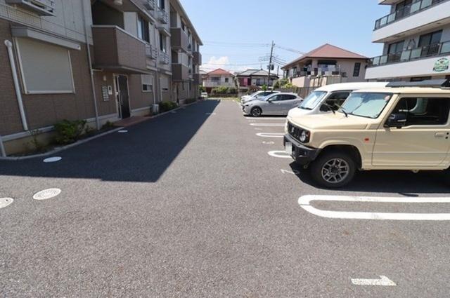 パインヒルズ胡録台（303） 駐車場
