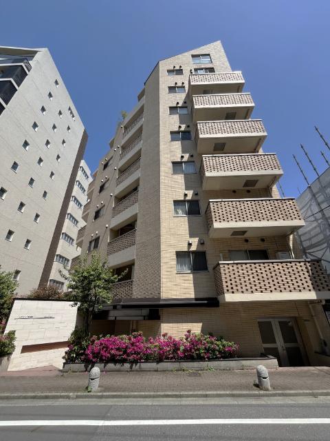 【外観】整備された植栽が印象的