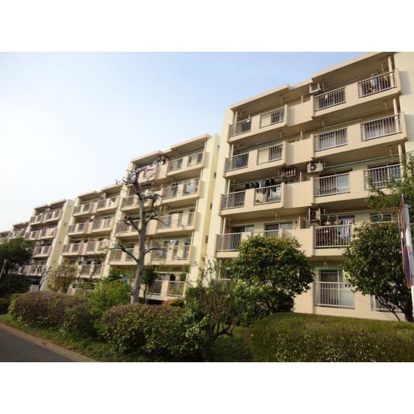 目の前に公園があり、日当たり良好の外観！