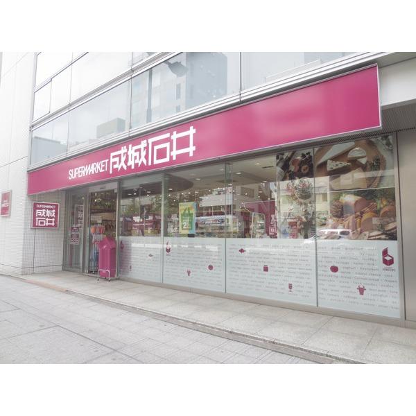 成城石井小伝馬町店：262m