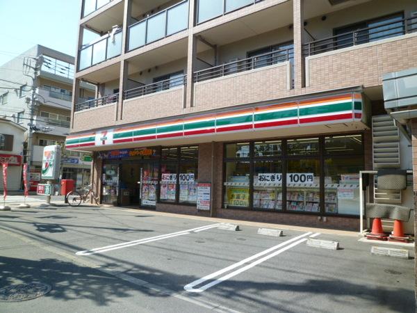 通り挟んで目の前