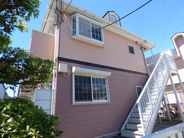 閑静な住宅地にあるかわいらしい外観