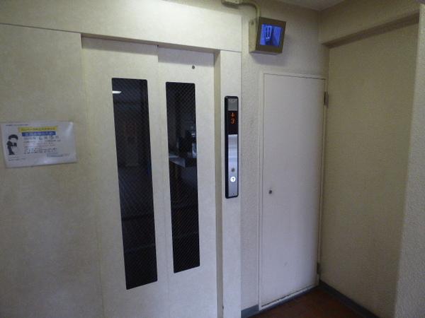 モニター付きで中の様子の分かるエレベータ