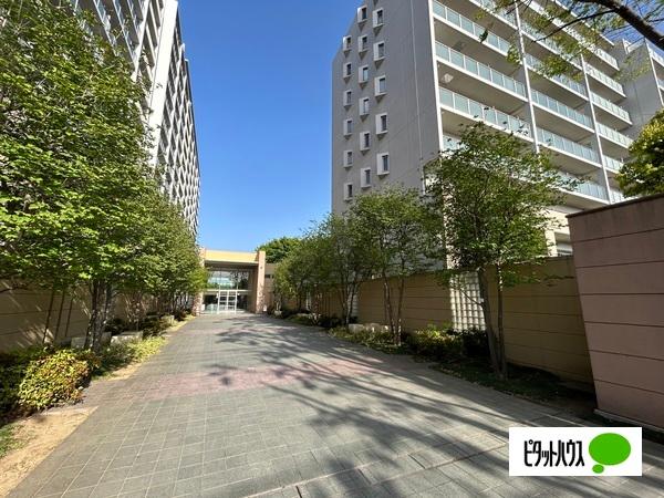 マンション出入り口からのウェルカムコートスペース。