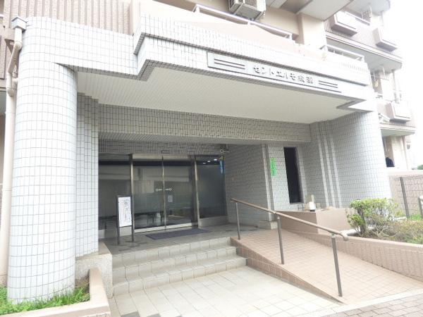 スロープのある共用エントランス。
