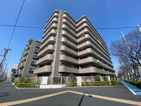 東・南・西の三方角地に佇む堂々たる外観。太陽の光をたくさん受けられる向きにバルコニーを配置。