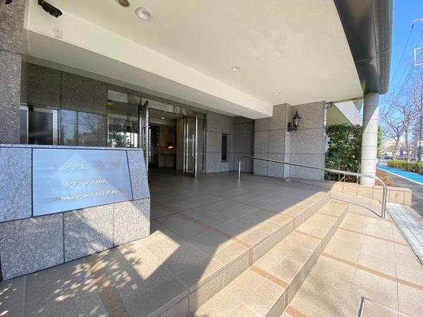 洗礼された、明るく開けたエントランス。入口の階段にはスロープがついていて、バリアフリーを感じる。