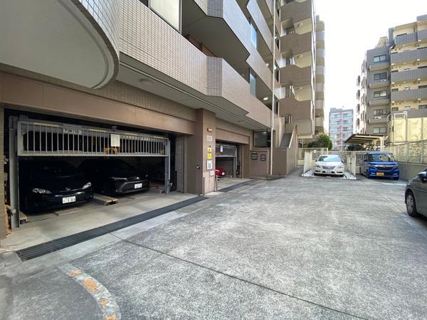 物件裏にまわると広々とした駐車場。機械式と平置きの２パターンあり。※空き要確認。