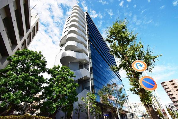 B1階に食品館あおば、1階にHACドラック、2階にダイソーがございます。