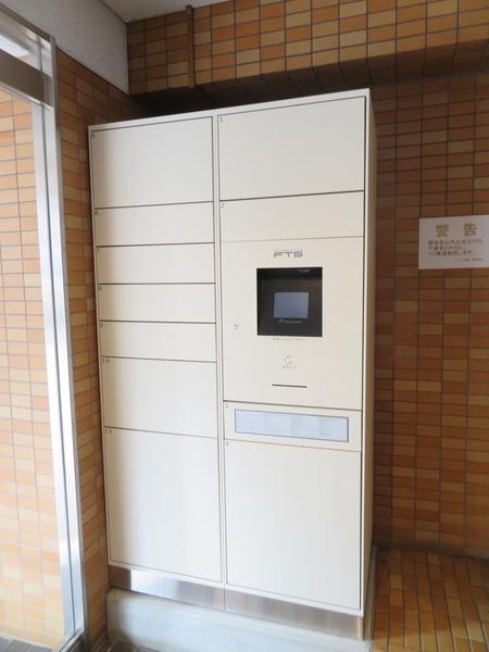 宅配ＢＯＸ付で不在時に荷物が受け取れて便利