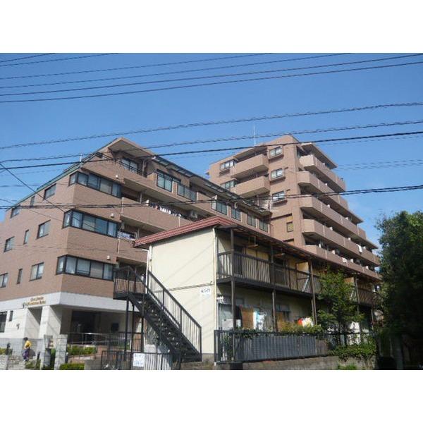 高級感のあるタイル貼りの外観。