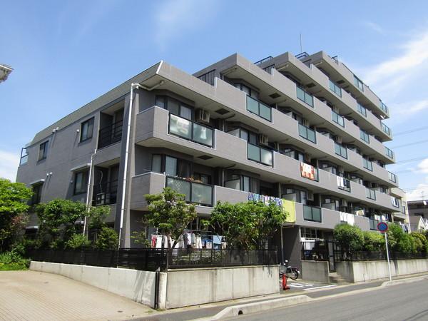 青空に映える堂々とした外観