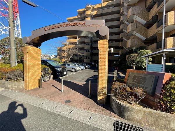 門柱のあるマンションエントランス