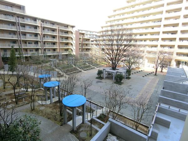 敷地内の公園は憩いの場です