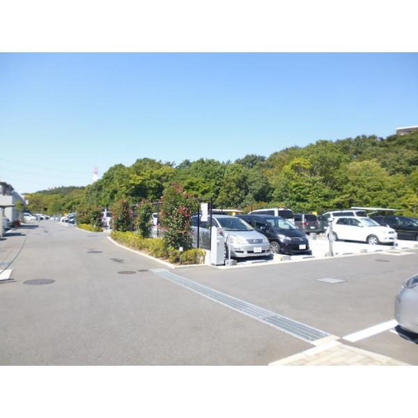 敷地内駐車場も広々しております。